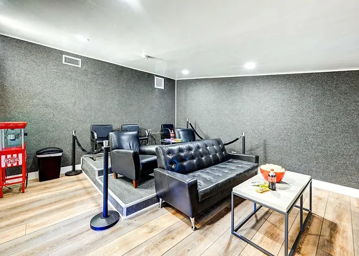 Dog-Friendly Oakhurst Home Walk To Downtown!