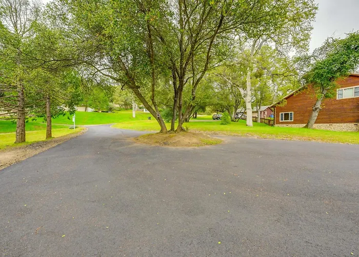 Dog-Friendly Oakhurst Home Walk To Downtown!