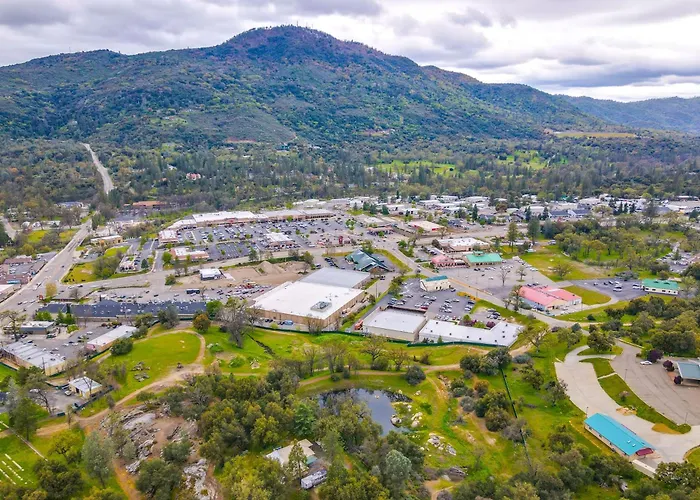 Dog-Friendly Oakhurst Home Walk To Downtown!