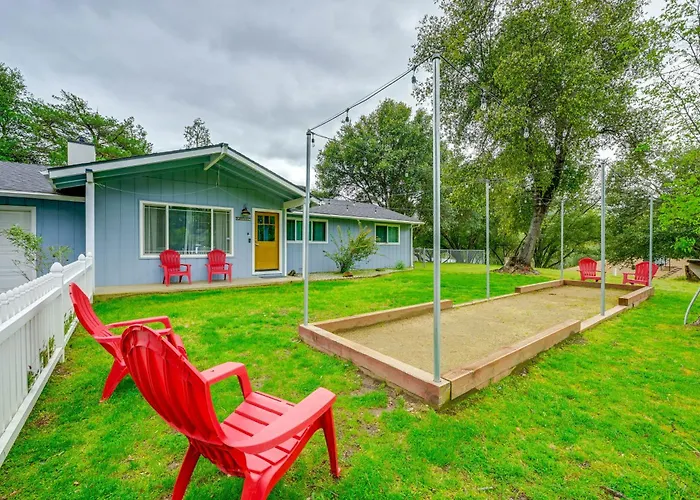 Dog-Friendly Oakhurst Home Walk To Downtown!